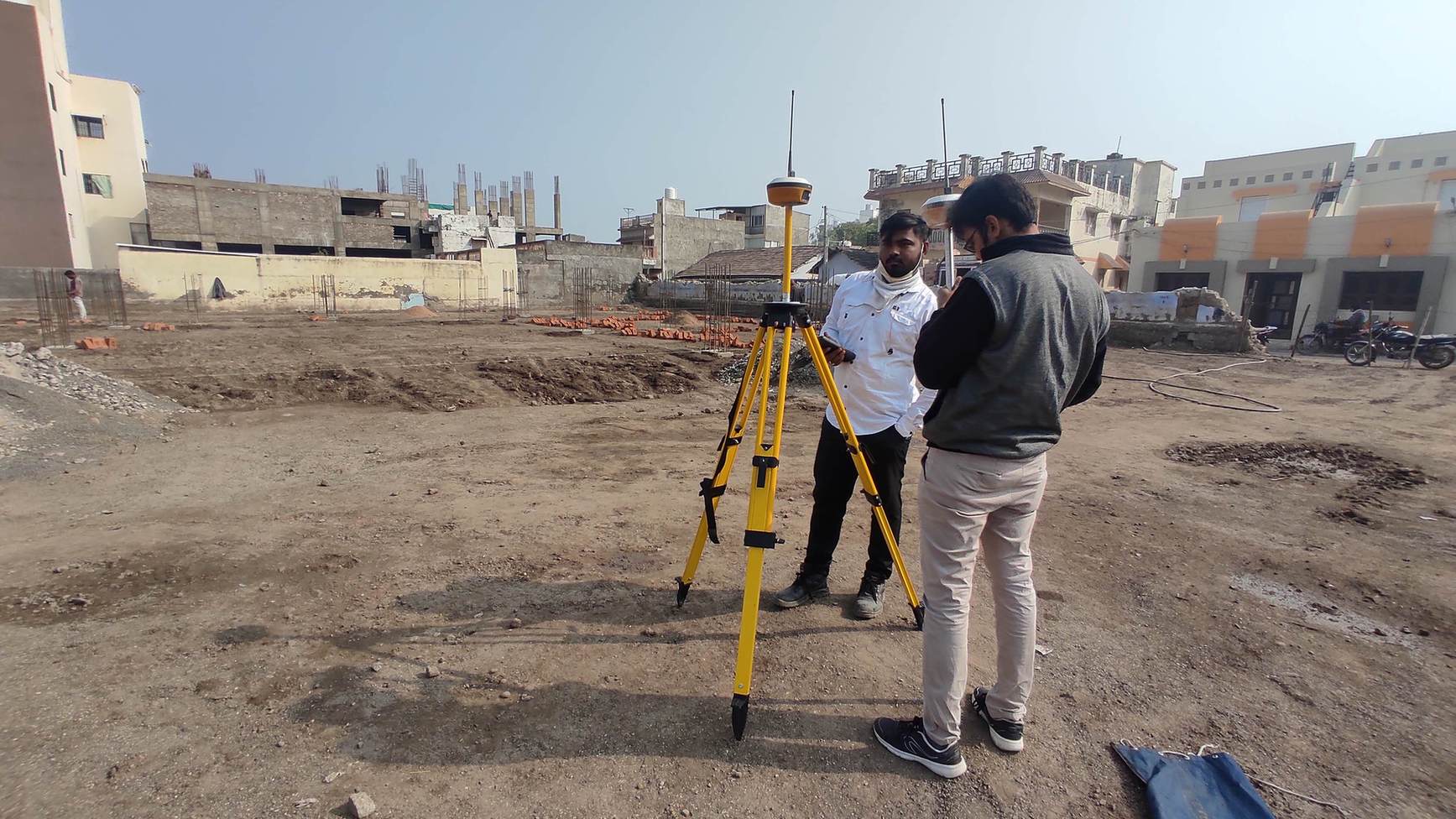 Strumentazione DGPS utilizzata per un rilievo topografico di terreno aperto dal team Trishunya